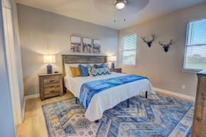 NEW Oak Lodge at Little Ranches 5 min to Square